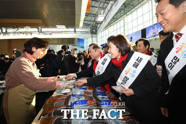 시민들에게 인사 전하는 자유한국당 김병준 비대위원장(가운데), 나경원 원내대표, 오세훈 전 서울시장
