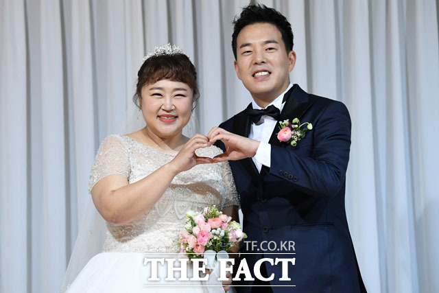 개그맨 홍윤화 김민기(오른쪽) 부부는 지난해 11월 7년 연애의 결실을 맺었다. /남윤호 기자