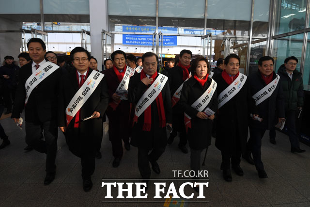 자유한국당 오세훈 전 시장, 황교안 전 국무총리, 안상수 의원, 김병준 비대위원장, 나경원 원내대표, 심재철 의원(왼쪽부터) 등 대표단이 1일 오전 서울 용산구 서울역 승강장에서 귀성객들에게 인사를 전하기 위해 승강장으로 향하고 있다./남윤호 기자