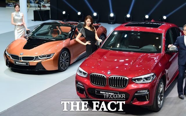 BMW의 지난해 M 브랜드 판매량은 804대로 전체 1.5% 수준이다. 사진은 2018년 부산국제모터쇼 BMW 부스에 전시된 X4 M40d(오른쪽)와 i8 로드스터 /더팩트 DB