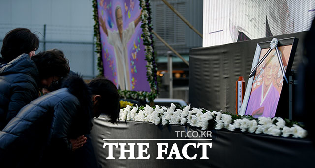 일본군 위안부 피해자 고 김복동 할머니의 시민장 영결식이 1일 오전 서울 종로구 율곡로 주한 일본대사관 앞에서 열린 가운데 참가자들이 헌화 후 묵념을 하고 있다. /이덕인 기자
