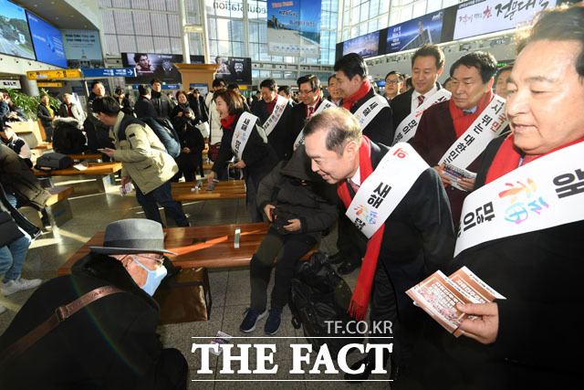시민들에게 설 인사 전하는 자유한국당... 미리보는 전당대회(?)