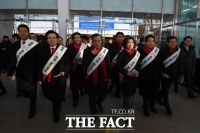 [TF포토] 황교안-안상수-오세훈, 서울역 귀성인사 '미리보는 전당대회'