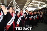 [TF포토] 귀성 인사 전하는 자유한국당