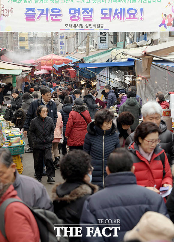 설 연휴 첫날, 인파로 북적이는 전통시장