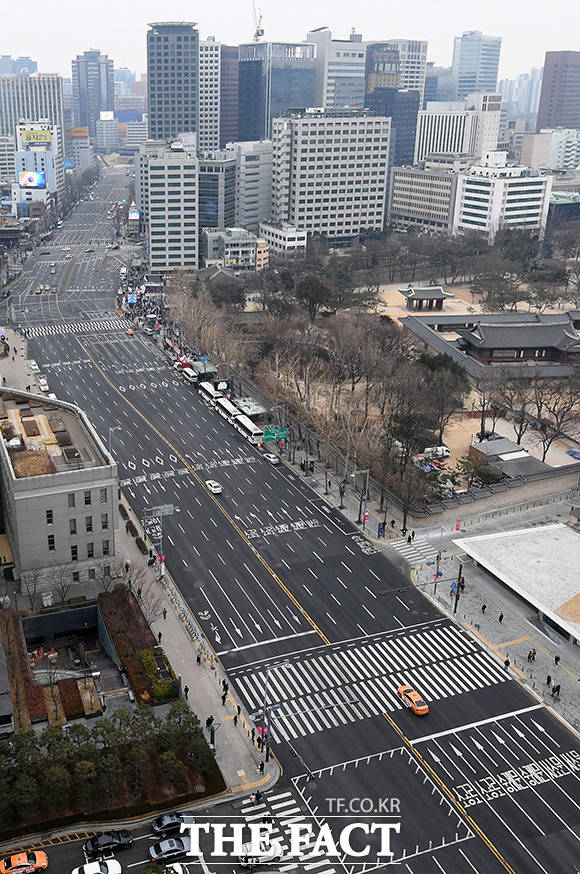 설 연휴 첫날인 2일 오후 서울 종로구 세종로 일대에 운행 차량이 줄어들어 한산한 모습을 보이고 있다. /남용희 기자