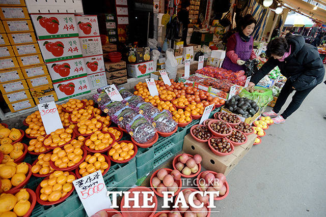 명절에 먹을 과일도 구매하고