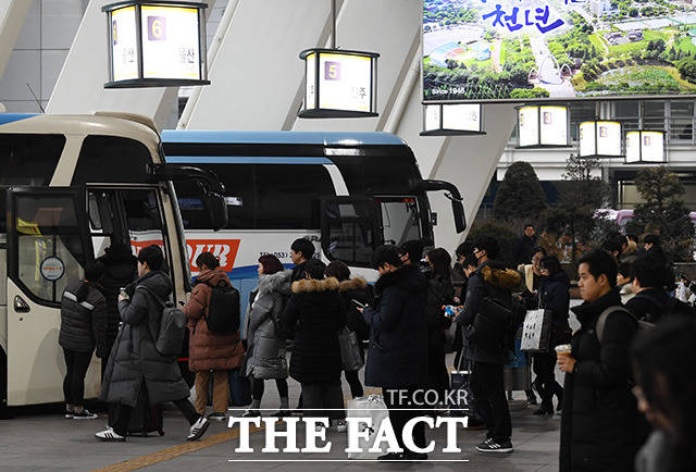 설 연휴가 시작된 2일 오전 서울 서초구 강남고속버스터미널에서 귀성객들이 버스에 오르고 있다. /남용희 기자