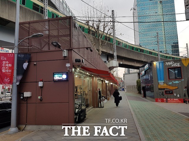 한 수제화 상점 직원 조모 씨는 문재인 대통령이 다녀간 이후 반짝 특수가 있었지만, 실제 구매로 이어진 것은 손으로 꼽을 정도라며 인건비를 버는 수준이라고 말했다. 성수동 수제화 거리.