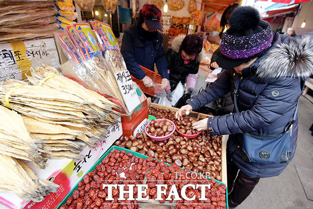 햇밤 하나 더~! 넉넉한 시장 인심!