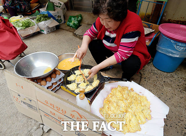 길 모퉁이에서 풍기는 부침 냄새~