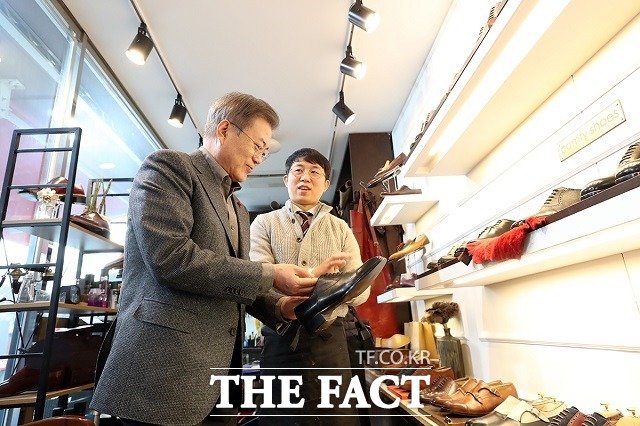 문재인 대통령은 지난달 3일 서울 성동구 수제화 거리를 방문해 구두를 직접 맞추고 수제화 업체 관계자들의 목소리를 청취했다. 청년 창업자 윤지훈 컴피슈즈 대표가 문 대통령에게 구두에 대해 설명하는 모습. /청와대 제공