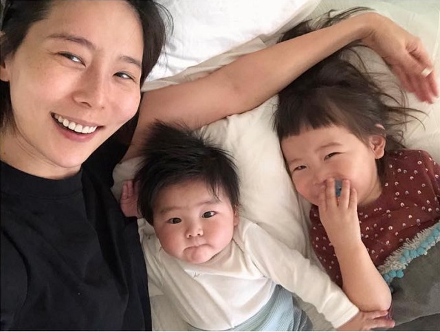 방송인 김나영이 2일 자신의 SNS에 두 아들과 함께 환한 미소를 보이고 있는 근황을 공개했다. /김나영 인스타그램