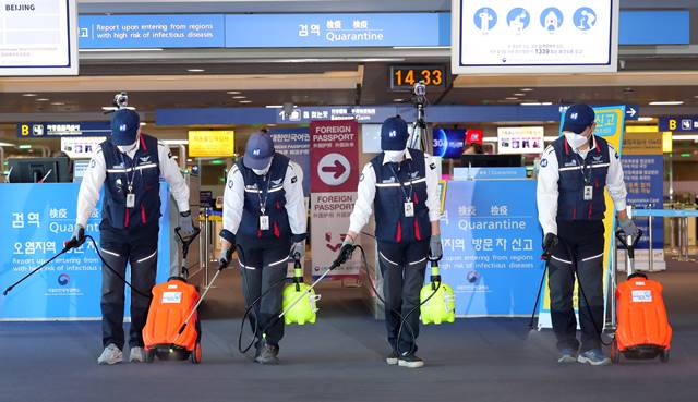 우리나라에 홍역이 유행하는 것을 비롯해 일본 전역에 독감이 번진 지난달 29일 오후 인천국제공항 입국장에서 방역업체 직원들이 검역소 앞을 소독을 하고 있다./ 뉴시스