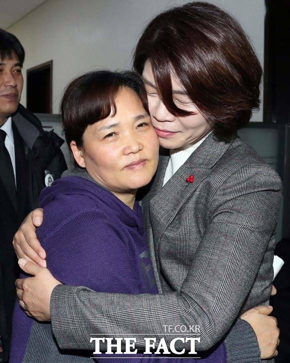 故 김용균 씨 어머니를 안고 있는 한정애 더불어민주당 의원./뉴시스