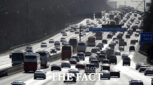 3일 전국 고속도로 일부 구간에서 답답한 흐름이 나타나고 있다. /더팩트 DB