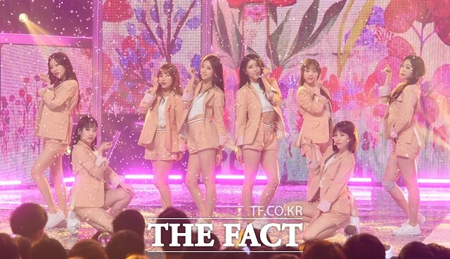 러블리즈가 방송 중 욕설을 내뱉은 영상 때문에 논란이 되자 소속사가 고개를 숙였다. /이동률 기자