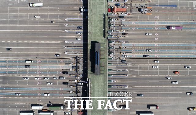 고속도로에 버려진 쓰레기양이 명절 기간 평일 대비 3배 가량 급증하는 것으로 나타났다. /더팩트 DB