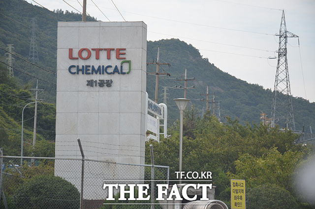 롯데정밀화학이 지난해 역대 최고 실적을 올린 가운데, 롯데케미칼의 자회사로 있는 롯데첨단소재와 롯데비피화학의 지난해 영업이익도 주목된다. /더팩트DB