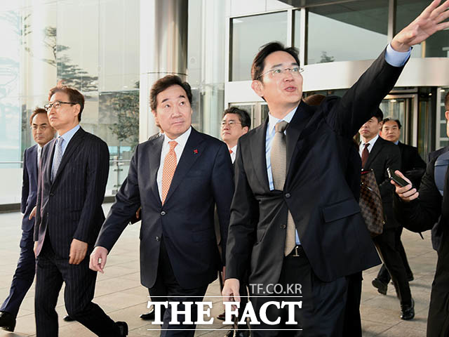 이재용 삼성전자 부회장(오른쪽)이 지난 4일 중국으로 출국, 삼성전자의 중국 사업 현황을 점검했다. /국무총리실 제공