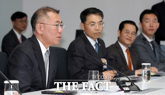 정의선 현대자동차그룹 총괄 수석부회장은 지난달 30일 오후 경기도 화성에 있는 현대기아차 기술연구소를 방문한 이낙연 국무총리와 면담을 갖고, 친환경차 분야에 대한 투자 계획과 더불어 미래 수소차 개발에 대한 의지를 드러냈다. /뉴시스