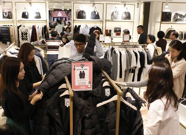 주요 백화점들이 설 연휴가 끝나자 봄 시즌 맞이 대형 할인 행사와 이벤트를 진행한다. 사진은 고객들이 롯데백화점 본점 이벤트홀에서 쇼핑하는 모습. 본 내용과 무관. /롯데백화점 제공