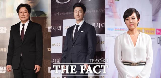 영화 나랏말싸미에 출연하는 배우 송강호(왼쪽부터) 박해일, 전미선. /더팩트DB