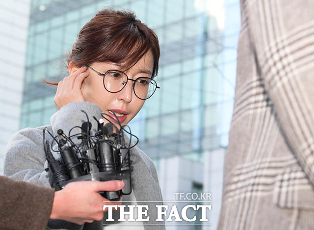 국외 상습도박 혐의로 불구속 기소된 그룹 S.E.S. 출신의 방송인 슈(본명 유수영)가 7일 오후 서울 송파구 문정동 서울동부지방법원에서 열린 2차 공판에 출석했다. /김세정 기자