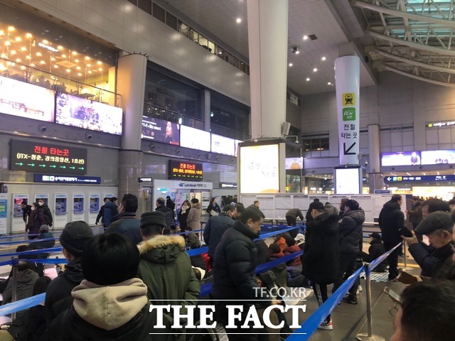 시민들이 지난달 9일 설 기차표 예매를 위해 서울 용산역에 방문한 모습. 줄을 서서 대기하는 시민 대부분이 노년층이다. /문혜현 기자