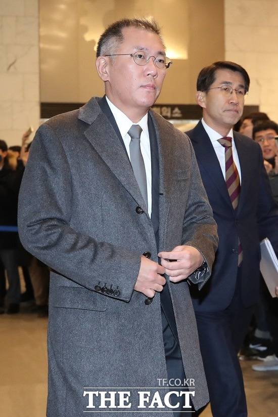 정의선 현대차그룹 총괄 수석부회장은 올해 들어 문재인 대통령과 이낙연 국무총리를 잇달아 만난 전기·수소차 등 친환경차 분야에 대한 통 큰 투자 계획을 제시하는 등 그 어느 때보다 활발한 행보를 이어가고 있다.