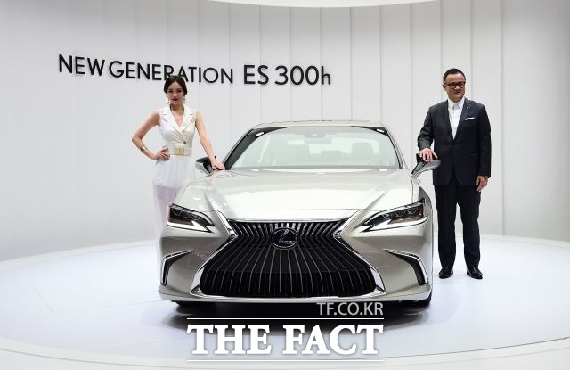 지난달 베스트셀링 모델은 메르세데스-벤츠 E 300(1531대), 렉서스 ES300h(1196대, 사진), 메르세데스-벤츠 E 300 4MATIC(989대) 순이다. /더팩트 DB