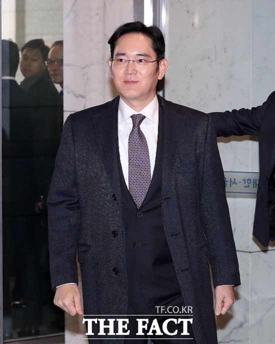 이재용 삼성전자 부회장은 지난달 30일 경기도 화성에 있는 삼성전자 비메모리 반도체 사업장에서 홍영표 더불어민주당 원내대표와 가진 간담회에서 비메모리 분야인 시스템 반도체와 파운드리 사업 분야를 미래 성장동력으로 육성하겠다고 밝힌 바 있다. /더팩트 DB