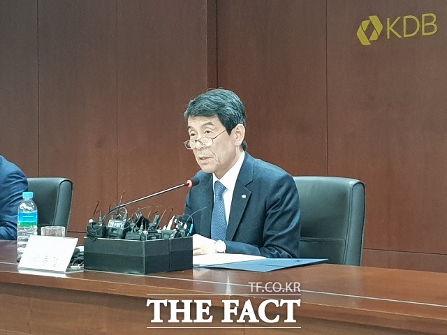 이동걸 산업은행 회장이 지난달 31일 서울 여의도 산업은행 본점 7층 대회의실에서 열린 대우조선해양 지분 처리 방안 간담회에서 발언하고 있다. /이한림 기자