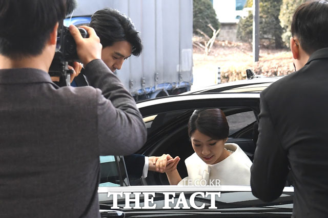 배우 이필모가 신부 서수연 씨가 차에서 내리는 것을 도와주고 있다. /남윤호 기자