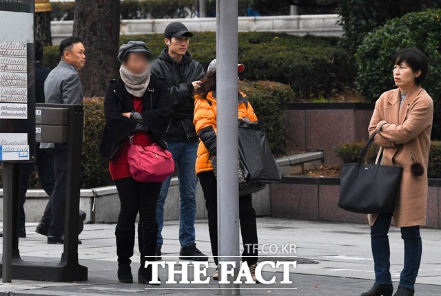 아침 출근길 추위가 계속되다 낮부터 서서히 평년 수준으로 기온이 오를 것으로 보인다.  서울 종로구 광화문광장 일대를 지나는 시민들이 다시 쌀쌀해진 날씨로 인해 옷깃을 여미며 거리를 지나고 있다. /임세준 기자