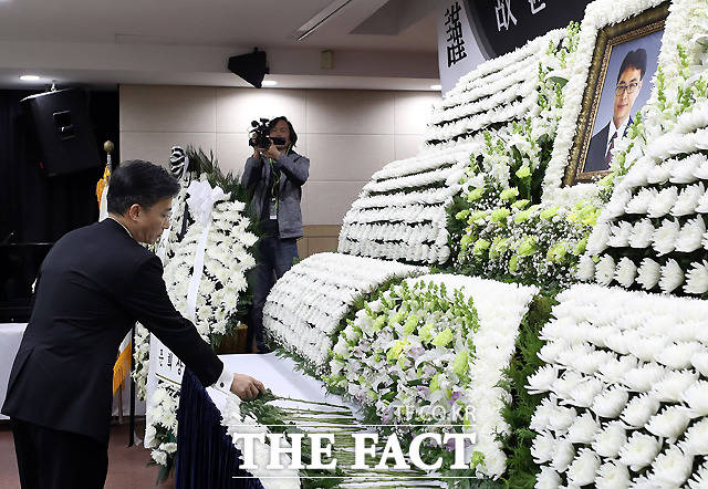 설 연휴 근무 중 집무실에서 갑작스러운 심장사로 숨진 윤한덕 중앙응급의료센터장의 영결식 및 발인이 10일 오전 서울 중구 서울국립중앙의료원에서 거행된 가운데, 아주대병원 권역외상센터장 이국종 교수가 헌화하고 있다. /이새롬 기자