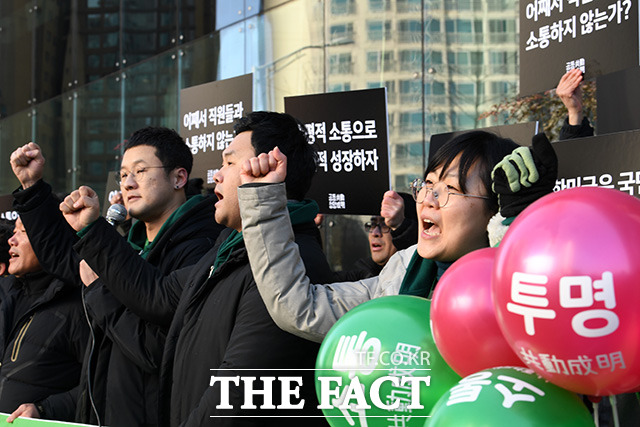 민주노총 화학섬유식품산업노조 네이버지회가 11일 오전 경기도 성남시 분당구 네이버 본사에서 열린 네이버지회 단체행동 선포 기자회견에 참석해 구호를 외치고 있다. /성남=남용희 기자