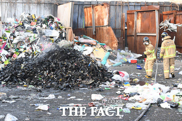 화재 현장에서 퍼낸 폐기물들