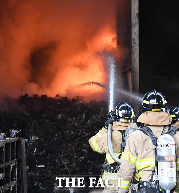 소방당국이 진화작업을 펼치지만