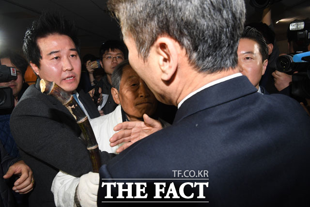 서경원 전 의원(가운데)과 5·18 민중항쟁구속자회 대표자들이 11일 오후 서울 여의도 국회에서 자유한국당의 5·18 망언 규탄 기자회견을 마치고 자유한국당 원내대표실로 향한 가운데 막아서는 국회 방호직원에게 항의를 하고 있다./남윤호 기자