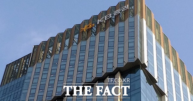 KB증권이 지난 1월 사업인가 신청을 철회한 이후 11개월 만인 지난해 12월 금융당국에 단기금융업무(발행어음) 인가를 재신청한 가운데, 한국투자증권·NH투자증권과 3강 체제를 구축할 수 있을지 이목이 집중되고 있다. /지예은 기자