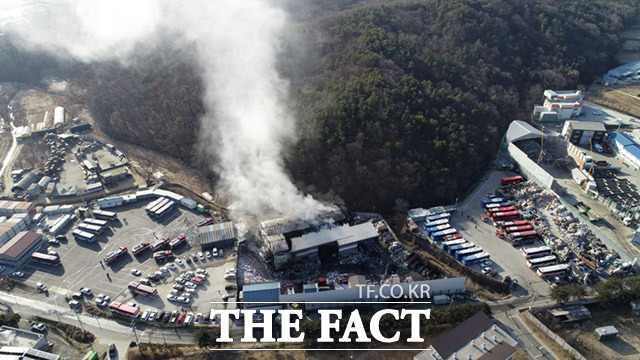 11일 오전 경기도 고양시 일산동구 성석동의 한 폐기물 재활용 업체에서 화재가 발생해 건물 내에서 연기가 피어오르고 있다. /고양=임세준 기자