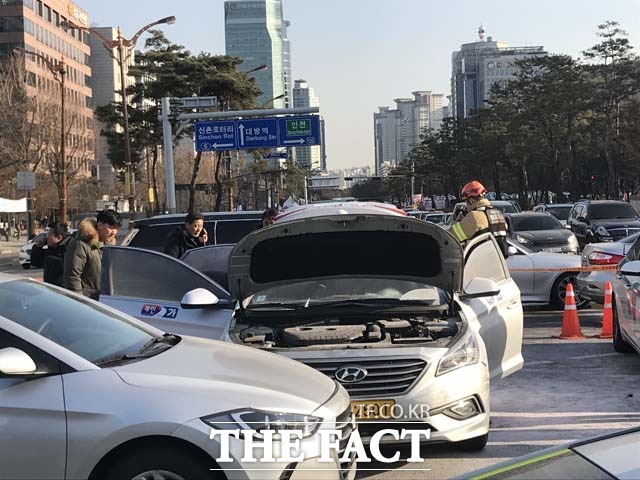 11일 서울 여의도 국회의사당 앞에서 택시 기사의 분신으로 추정되는 사고가 발생했다. /국회=박재우 기자