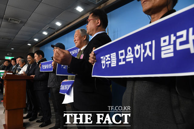 5·18 민중항쟁구속자회 대표자들이 11일 오후 서울 여의도 국회를 찾아 자유한국당의 5·18 망언을 규탄하는 기자회견에 참석해 구호를 외치고 있다./ 국회=남윤호 기자