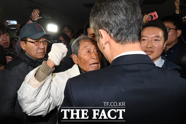 서경원 전 의원(가운데)과 5·18 민중항쟁구속자회 대표자들이 11일 오후 서울 여의도 국회에서 자유한국당의 5·18 망언 규탄 기자회견을 마치고 자유한국당 원내대표실로 향한 가운데 막아서는 국회 방호직원에게 항의를 하고 있다./남윤호 기자