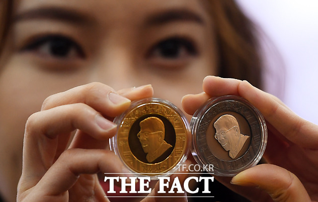 한국조폐공사가 김수환 추기경 선종 10주년 기념메달을 출시한 가운데, 11일 오후 서울 중구 명동대성당 1898광장에서 열린 사진행사에서 모델이 메달을 선보이고 있다. /이새롬 기자