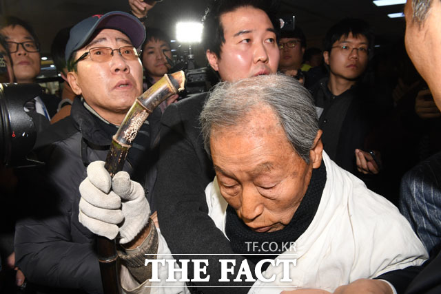 서경원 전 의원(가운데)과 5·18 민중항쟁구속자회 대표자들이 11일 오후 서울 여의도 국회에서 자유한국당의 5·18 망언 규탄 기자회견을 마치고 자유한국당 원내대표실로 향한 가운데 막아서는 국회 방호직원에게 항의를 하고 있다./남윤호 기자