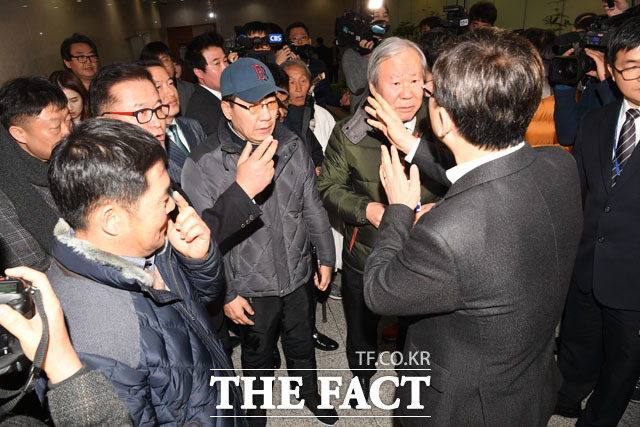 서경원 전 의원(가운데)과 5·18 민중항쟁구속자회 대표자들이 11일 오후 서울 여의도 국회에서 자유한국당의 5·18 망언 규탄 기자회견을 마치고 자유한국당 원내대표실로 향한 가운데 막아서는 국회 방호직원에게 항의를 하고 있다./남윤호 기자