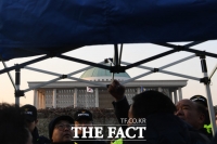 [TF포토] 국회 앞 천막 펼치는 5·18 단체