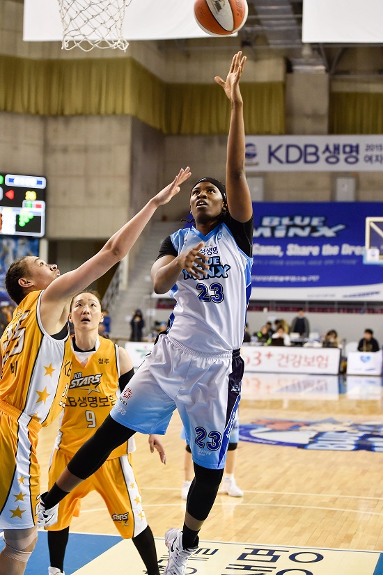 국내 농구팬들은 13일(수)에 열리는 2018-19시즌 국내여자프로농구(WKBL) 우리은행-삼성생명전에서 원정팀인 삼성생명의 승리를 예상했다./ WKBL 제공